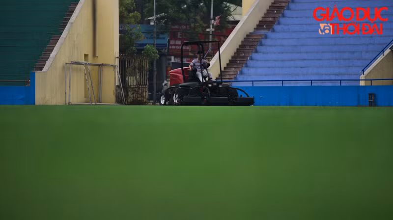 Sân cỏ được chăm sóc kỹ lưỡng trước giờ G
