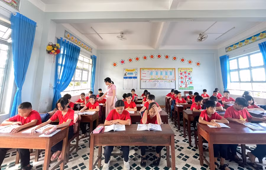 Giáo viên và học sinh Trường Tiểu học Lê Quý Đôn. Giáo viên và học sinh Trường Tiểu học Lê Quý Đôn.