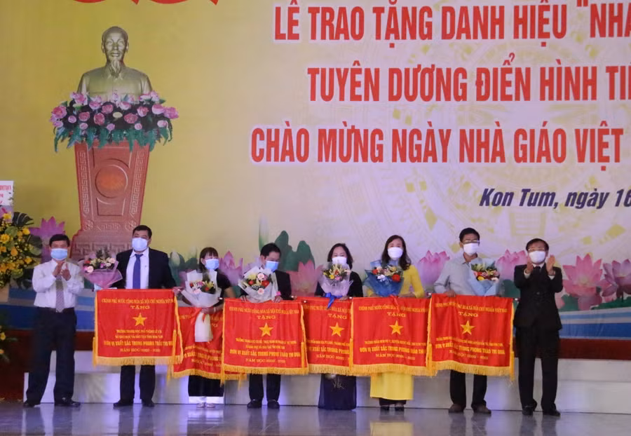 6 tập thể được tặng cờ thi đua của Chính phủ.