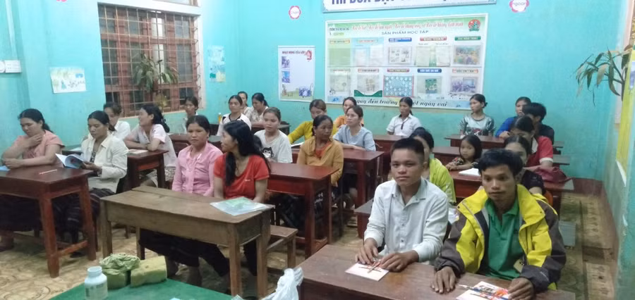 Trong suy nghĩ của những chị em phụ nữ Vân Kiều, niềm khát khao học chữ luôn thôi thúc các chị tìm đến lớp học.