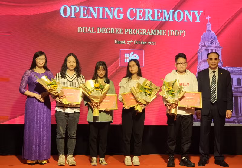 PGS.TS Nguyễn Vũ Việt và TS Trịnh Thanh Huyền tặng hoa chúc mừng và khen thưởng các thủ khoa đầu vào khóa 6 - DDP.