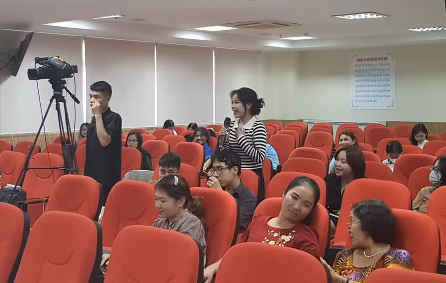 Sinh viên đặt câu hỏi với các chuyên gia.