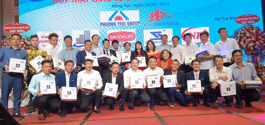 BCH Hội tặng quà cho các doanh nghiệp nhân ngày gặp mặt