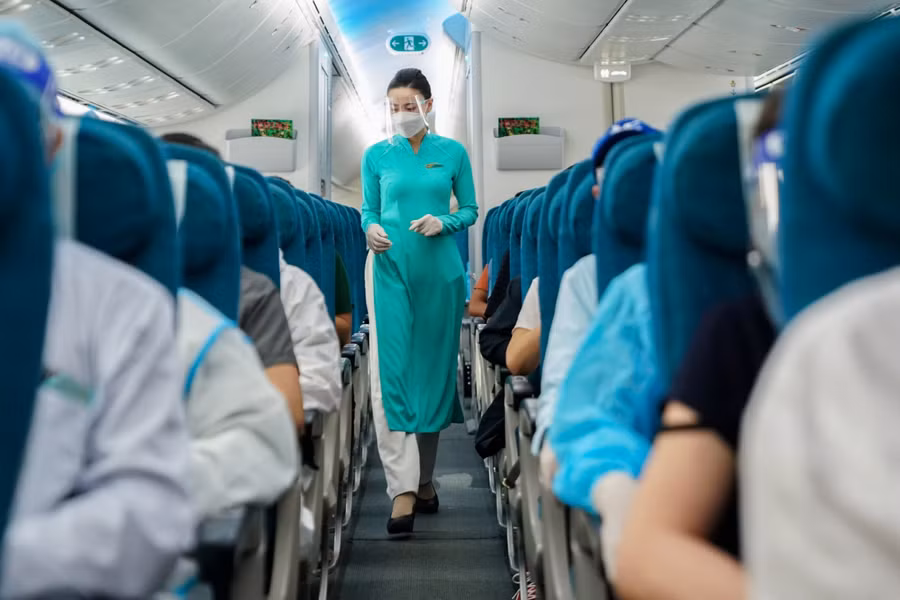Chuyến bay đầu tiên từ TP Hồ Chí Minh đi Hà Nội sau khi khôi phục bay nội địa ảnh 4