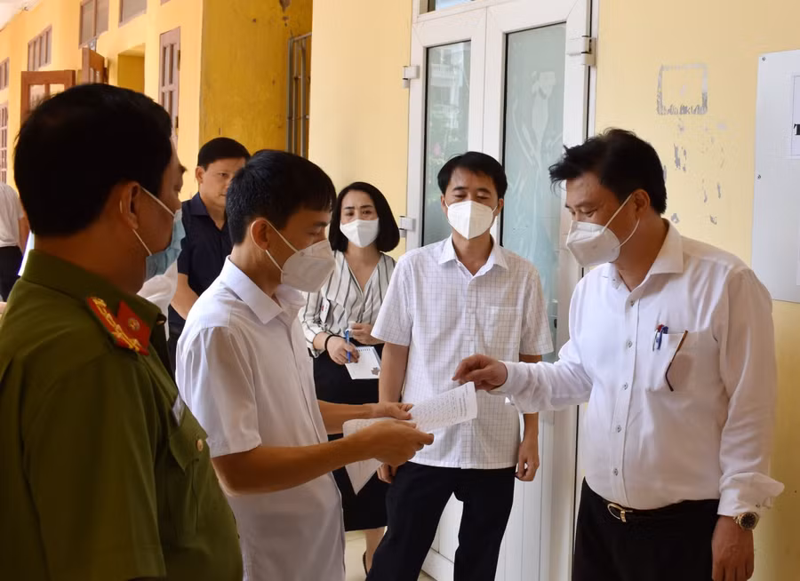 Thứ trưởng Nguyễn Hữu Độ kiểm tra khu vực chấm thi