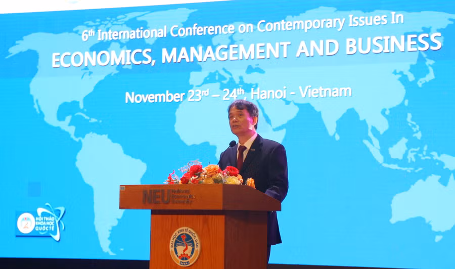 GS TS Phạm Hồng Chương, Hiệu trưởng Trường ĐH Kinh tế Quốc dân phát biểu tại hội thảo. GS TS Phạm Hồng Chương, Hiệu trưởng Trường ĐH Kinh tế Quốc dân phát biểu tại hội thảo.