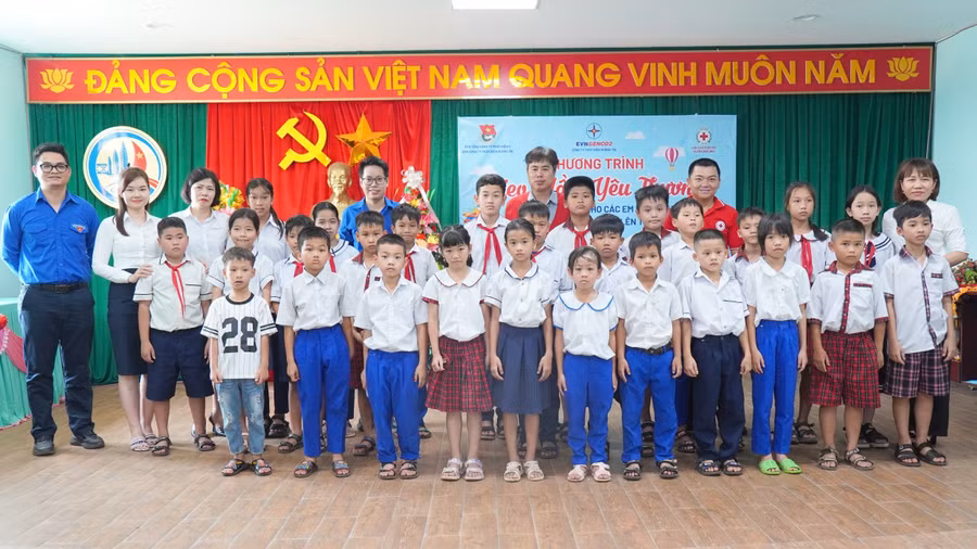 Những học sinh nhận học bổng là tấm gương về nghị lực vượt khó. Những học sinh nhận học bổng là tấm gương về nghị lực vượt khó.
