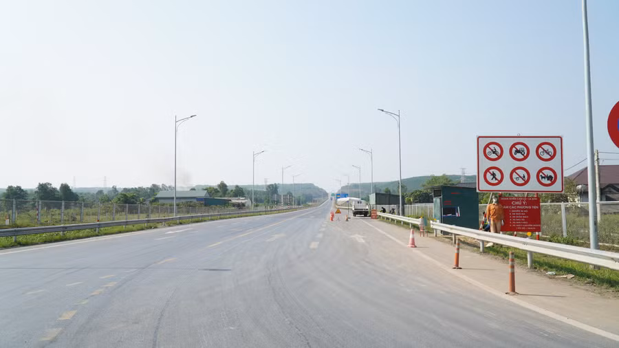 Ban Quản lý Dự án đường Hồ Chí Minh sẽ bổ sung biển báo cấm một số phương tiện chạy trên cao tốc Cam Lộ - La Sơn trước 4/4.