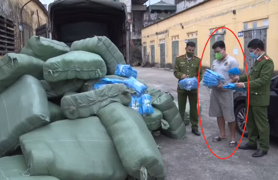 Cơ quan chức năng đang tiến hành kiểm tra số hàng hoá vi phạm do tài xế Trần Văn Trung vận chuyển.