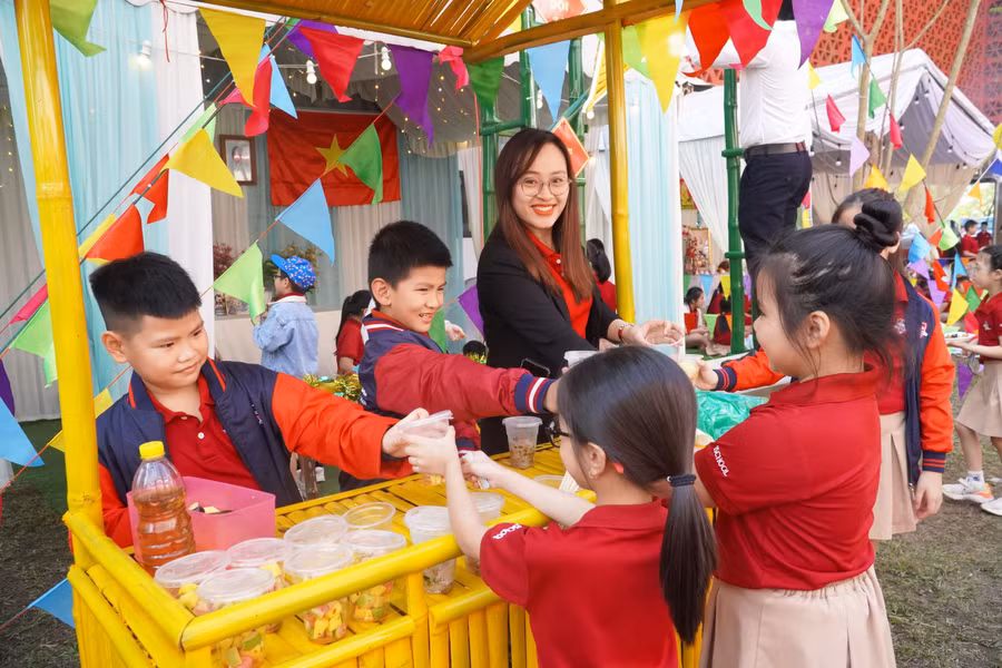 Gian hàng tại hội trại là cơ hội để thực hành môn học JA – Kiến tạo doanh nhân trẻ.