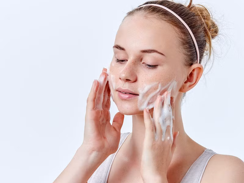 Nên rửa mặt mỗi ngày 2 lần vào trước khi đi ngủ và sau khi ngủ dậy