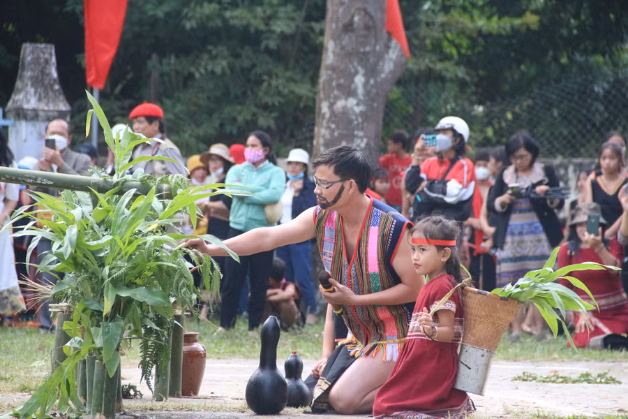 ...và Cúng nước giọt là những lễ hội truyền thống từ nhiều đời nay của các dân tộc ở Tây Nguyên nói chung và Kon Tum nói riêng. ...và Cúng nước giọt là những lễ hội truyền thống từ nhiều đời nay của các dân tộc ở Tây Nguyên nói chung và Kon Tum nói riêng.