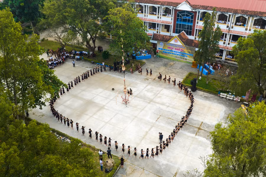 Nhằm bảo tồn và phát huy văn hóa cồng chiêng của Tây Nguyên, từ năm 2016 đến nay, Hội diễn Cồng chiêng –Xoang học sinh trường Phổ thông dân tộc nội trú, bán trú tỉnh Kon Tum được duy trì 2 năm/lần. Qua đó tuyên truyền, vận động cán bộ, giáo viên và học sinh có nhận thức sâu sắc về giá trị văn hóa cồng chiêng. Từ đó, các em có ý thức trách nhiệm gìn giữ, phát huy những giá trị văn hóa truyền thống tốt đẹp trước xu thế phát triển của xã hội hiện nay... Nhằm bảo tồn và phát huy văn hóa cồng chiêng của Tây Nguyên, từ năm 2016 đến nay, Hội diễn Cồng chiêng –Xoang học sinh trường Phổ thông dân tộc nội trú, bán trú tỉnh Kon Tum được duy trì 2 năm/lần. Qua đó tuyên truyền, vận động cán bộ, giáo viên và học sinh có nhận thức sâu sắc về giá trị văn hóa cồng chiêng. Từ đó, các em có ý thức trách nhiệm gìn giữ, phát huy những giá trị văn hóa truyền thống tốt đẹp trước xu thế phát triển của xã hội hiện nay...