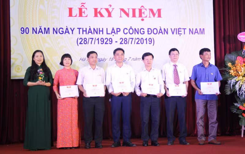 Bà Nguyễn Thị Bích Hợp - Phó Chủ tịch Công đoàn Giáo dục Việt Nam trao kỷ niệm chương cho 6 cán bộ Công đoàn ngành Giáo dục Hà Nội