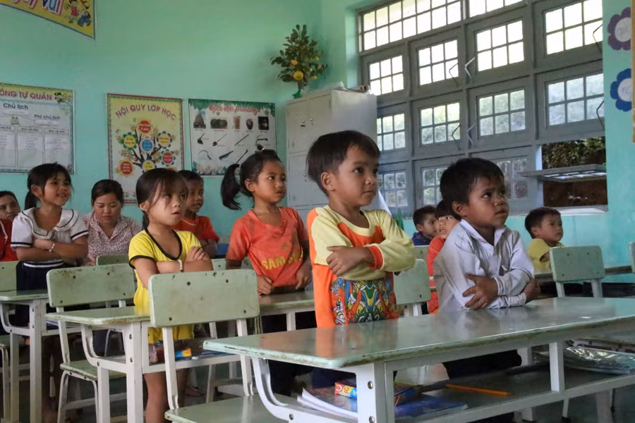 Học sinh vùng khó huyện Tu Mơ Rông làm quen với chương trình SGK lớp 1.
