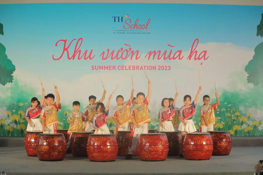 Một điểm nhấn “siêu lung linh” của Nhạc hội Khu vườn mùa hạ chính là sự tỏa sáng của các bạn nhỏ với bản cover Trống dân tộc trên nền nhạc một bài hát rất nổi tiếng thế giới: Despacito khiến cả khán phòng như bùng cháy cùng giai điệu vui nhộn và đậm chất La Tinh