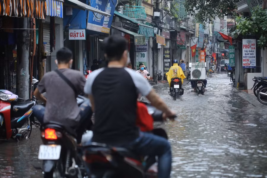 Dọc tuyến phố ngập kéo dài.