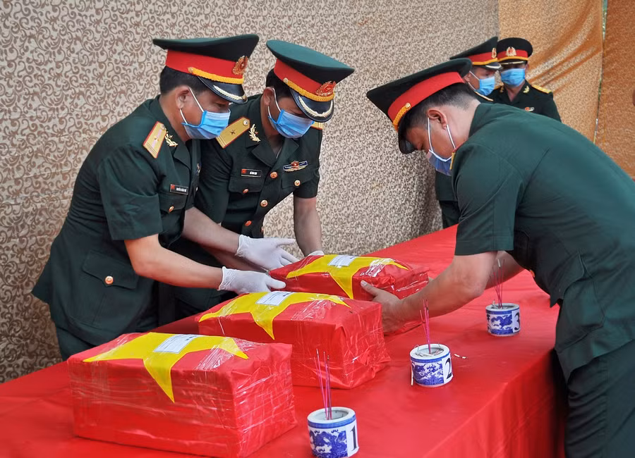Tập kết hài cốt liệt sỹ.