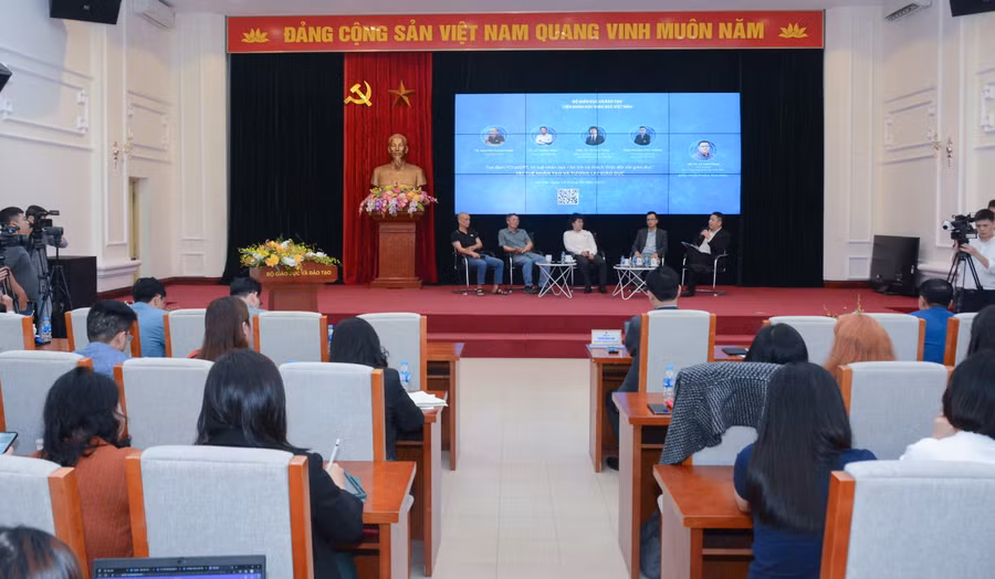 Các chuyên gia tham gia tọa đàm.