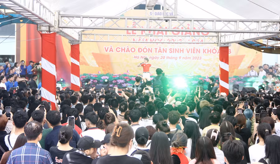 Ca sĩ Đức Phúc tham gia biểu diễn tại Lễ khai giảng năm học 2023 - 2024 của Trường ĐH Kinh doanh và Công nghệ Hà Nội.