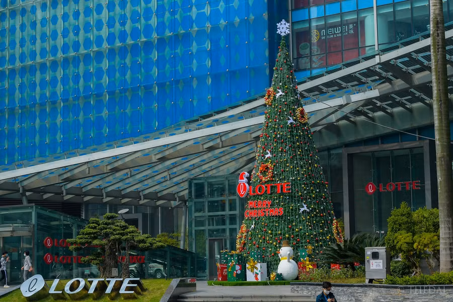 Cây thông Noel tại các TTTM cao từ 10-12m, được đính vô số họa tiết, đèn led rực rỡ.