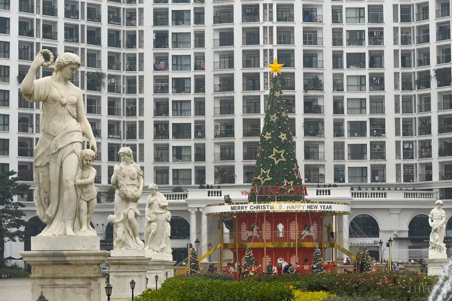 Hàng loạt cây thông Noel khổng lồ "mọc" trên phố Hà Nội ảnh 6