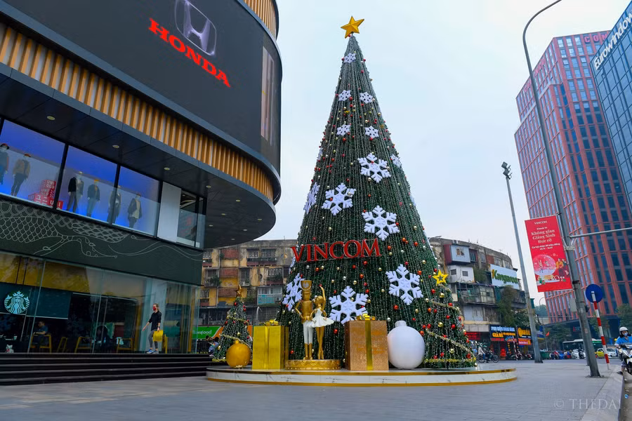 Hàng loạt cây thông Noel khổng lồ "mọc" trên phố Hà Nội ảnh 3
