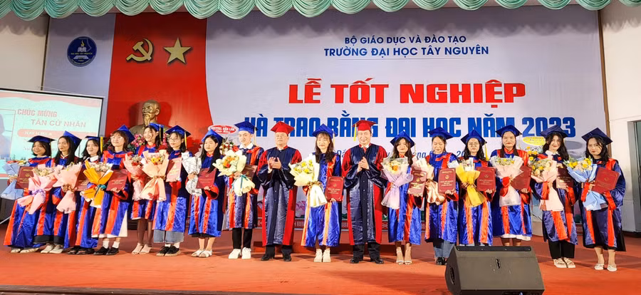Trao bằng tốt nghiệp cho các tân bác sĩ đa khoa (ảnh: Thành Tâm). Trao bằng tốt nghiệp cho các tân bác sĩ đa khoa (ảnh: Thành Tâm).