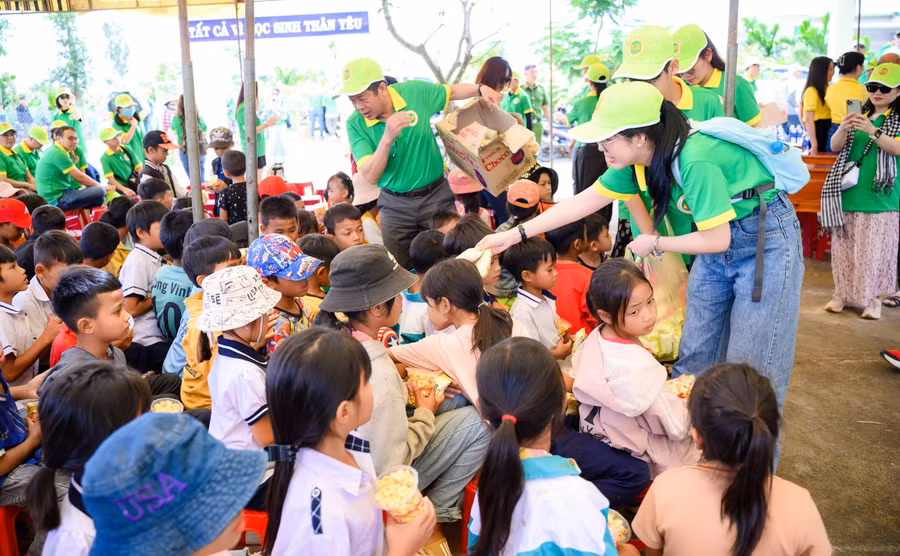 Niềm vui của các em học sinh xã Ea Uy, huyện Krông Pắc (ảnh: TT).