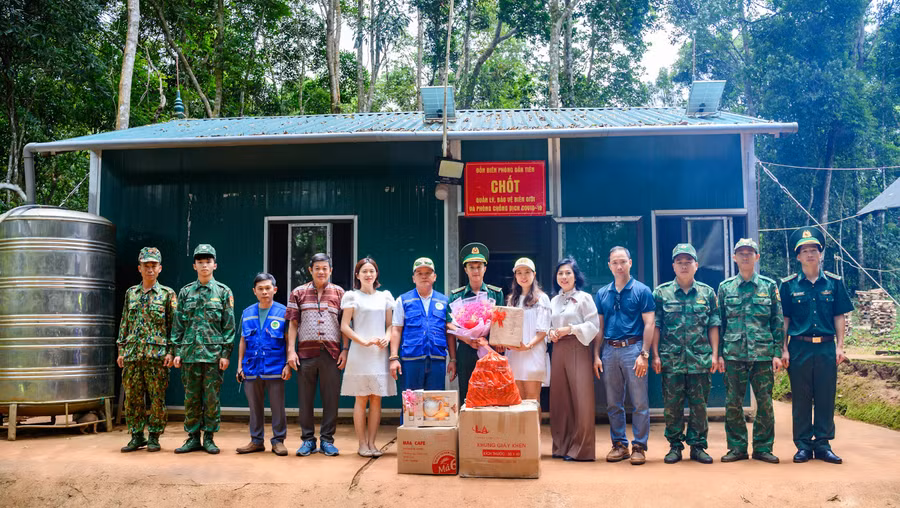 CLB Doanh nhân C&amp;D tặng quà động viên các chiến sĩ Biên phòng (ảnh: TT).