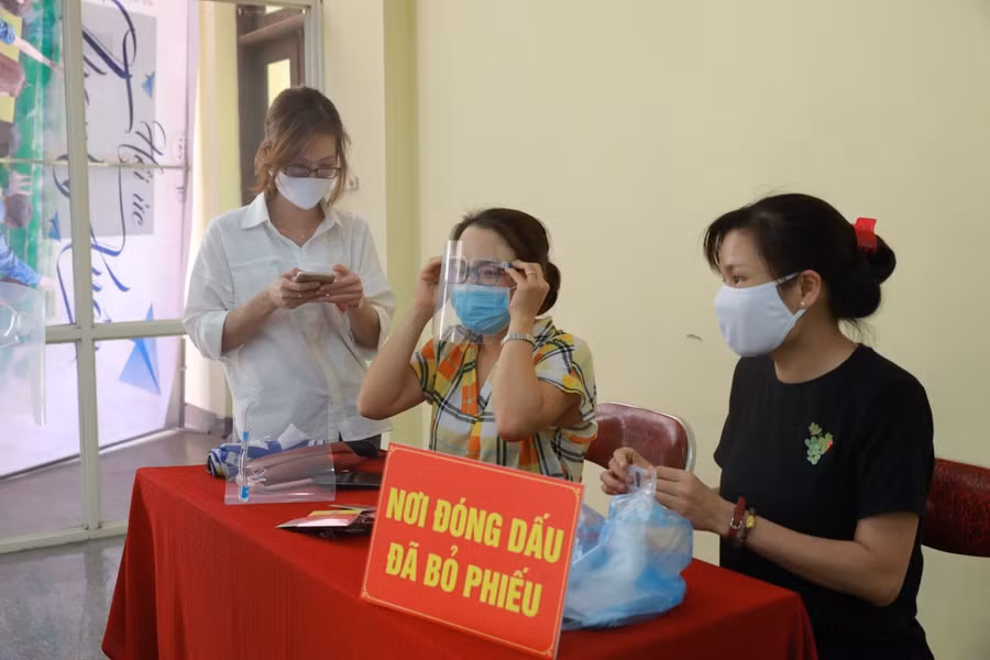 Trang bị các dụng cụ phòng dịch cho các cán bộ làm nhiệm vụ.