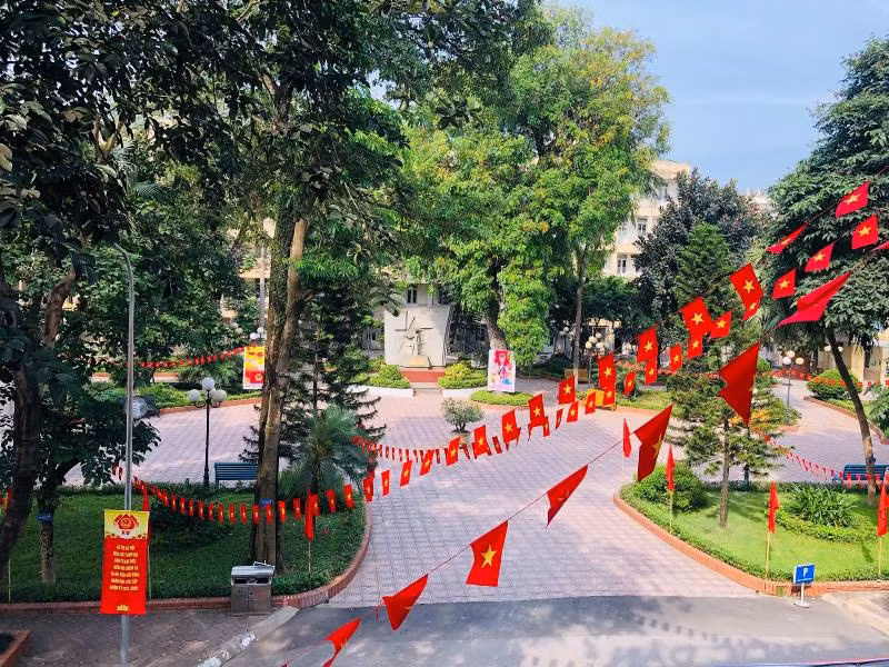 Rực rỡ cờ đỏ sao vàng tại Trường ĐH Kinh tế Quốc dân.