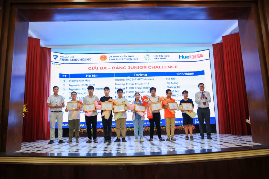 Trao giải Ba (trái) và giải Nhì (phải) cho các thí sinh của bảng Junior Challenge.