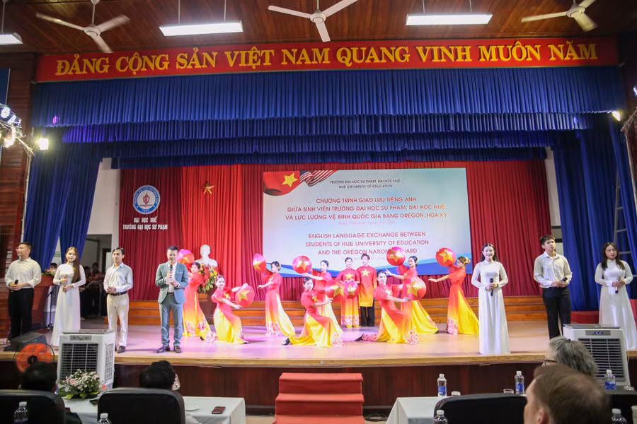 Tiết mục văn nghệ đặc sắc do sinh viên Trường ĐH Sư phạm biểu diễn.