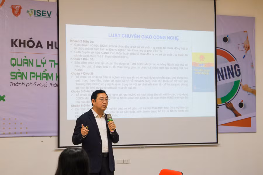 TS Phạm Hồng Quất - Cục trưởng Cục Phát triển thị trường và doanh nghiệp KH&amp;CN (Bộ KH&amp;CN) trình bày tham luận "Các mô hình thương mại hóa sản phẩm KH&amp;CN" tại chương trình.