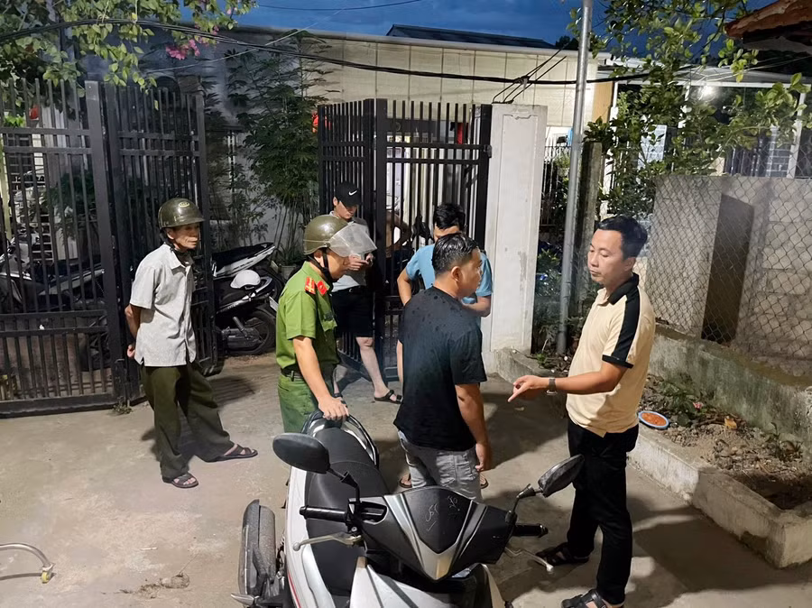 Công an TP Huế xử lý Văn Hữu Long (áo đen).