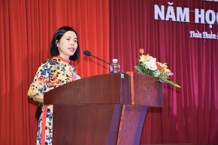 PGS.TS Nguyễn Văn Thuận - Nguyên Hiệu trưởng Trường THPT Thuận Hóa (trái) và TS Nguyễn Thị Thủy - Hiệu trưởng Trường THPT Thuận Hóa hiện nay (phải).