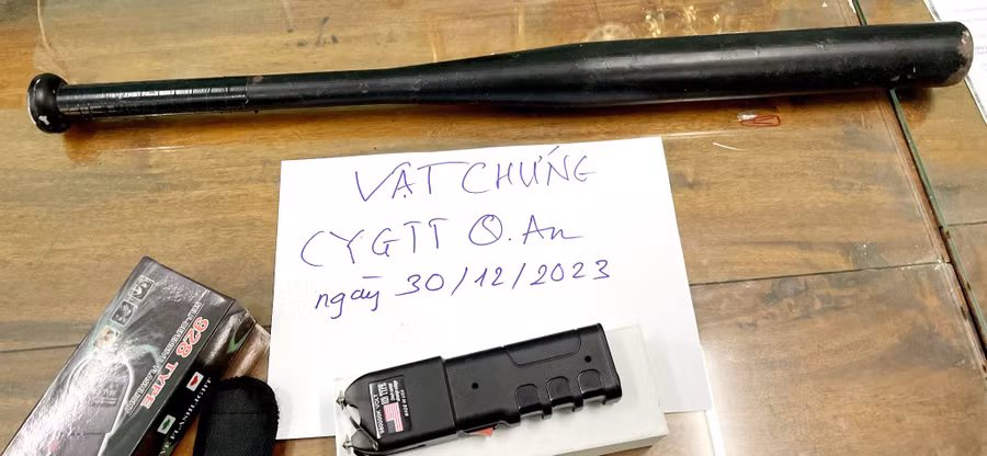 Gậy bóng chày, và nhiều hung khí khác của 2 nhóm đi hỗn chiến. Gậy bóng chày, và nhiều hung khí khác của 2 nhóm đi hỗn chiến.