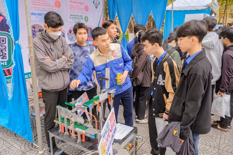 Nhiều thiết bị công nghệ hiện đại được trưng bày tại ngày hội cho học sinh trải nghiệm. Nhiều thiết bị công nghệ hiện đại được trưng bày tại ngày hội cho học sinh trải nghiệm.