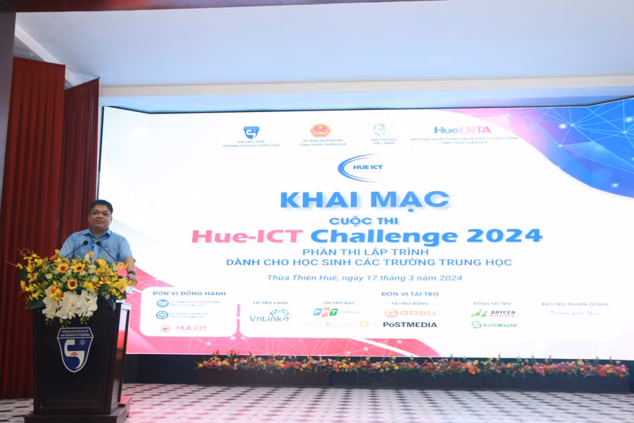PGS.TS Võ Thanh Tùng, Hiệu trưởng Trường Đại học Khoa học, Đại học Huế phát biểu khai mạc cuộc thi Hue-ICT Challenge 2024. PGS.TS Võ Thanh Tùng, Hiệu trưởng Trường Đại học Khoa học, Đại học Huế phát biểu khai mạc cuộc thi Hue-ICT Challenge 2024.