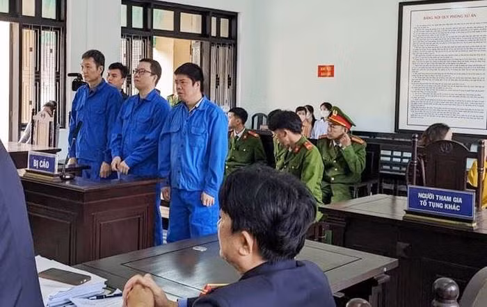 Tổng Phước Hoàng Hưng (đứng giữa) và 2 đồng phạm thuộc Công ty Khải Tín tại phiên tòa xét xử sơ thẩm vụ án lừa đảo chiếm đoạt tài sản hơn 23 tỷ đồng. (Ảnh: H.D)
