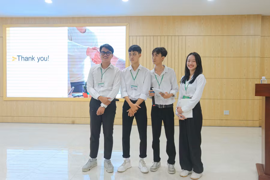 Các em sinh viên trình bày ý tưởng tự tin, thuyết phục.