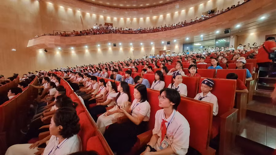 Giáo viên và học sinh tới tham dự Câu lạc bộ Văn - Toán Tuổi thơ toàn quốc 2024.
