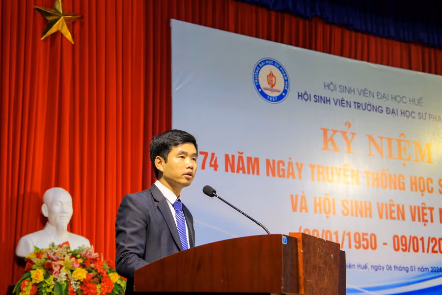 Thạc sĩ Phan Thanh Lâm - Chủ tịch Hội sinh viên Trường ĐH Sư phạm, ĐH Huế phát biểu tại buổi lễ. Thạc sĩ Phan Thanh Lâm - Chủ tịch Hội sinh viên Trường ĐH Sư phạm, ĐH Huế phát biểu tại buổi lễ.