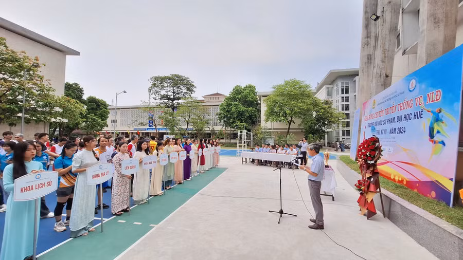 Khai mạc giải bóng chuyền truyền thống dành cho viên chức, người lao động Trường ĐH Sư phạm, ĐH Huế. (Ảnh: Đại Dương) Khai mạc giải bóng chuyền truyền thống dành cho viên chức, người lao động Trường ĐH Sư phạm, ĐH Huế. (Ảnh: Đại Dương)