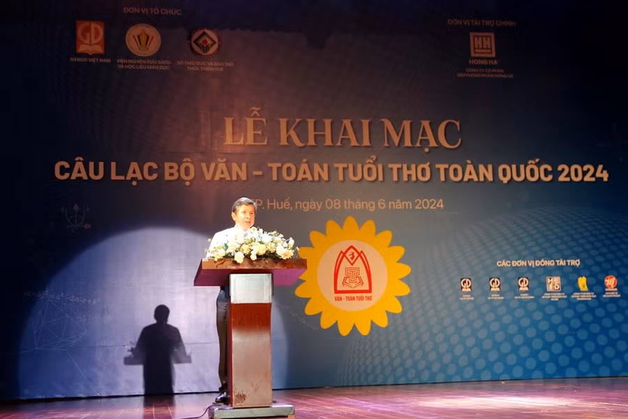 Ông Nguyễn Tân, Giám đốc Sở GD&amp;ĐT tỉnh Thừa Thiên Huế phát biểu tại Lễ khai mạc.