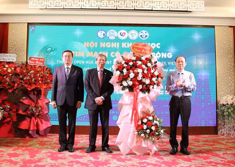 Lãnh đạo tỉnh Thừa Thiên Huế tặng hoa Chúc mừng Hội nghị khoa học Tim mạch Cố đô mở rộng lần 3 năm 2024. (Ảnh: Đại Dương).