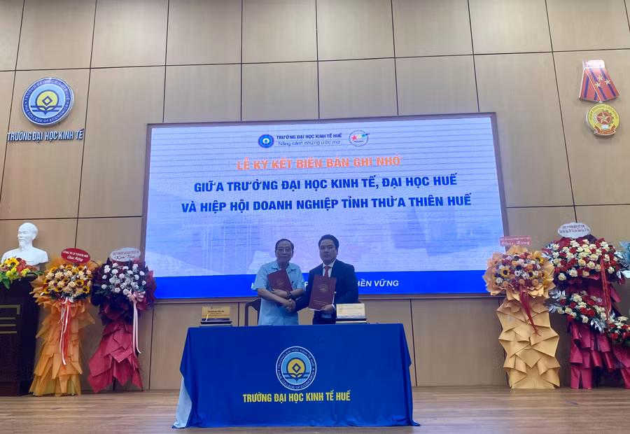 Đại diện Trường ĐH Kinh tế ký kết hợp tác với các cơ quan, doanh nghiệp tại Hội nghị.
