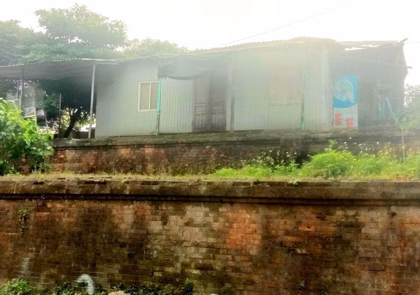Một số hộ dân có nhà tạm trên bờ thành thuộc Kinh thành Huế chậm di dời. Một số hộ dân có nhà tạm trên bờ thành thuộc Kinh thành Huế chậm di dời.