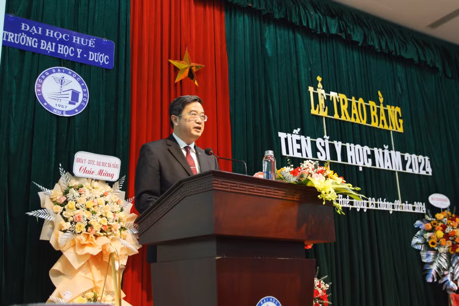 GS.TS Nguyễn Vũ Quốc Huy, Hiệu trưởng ĐH Y - Dược, ĐH Huế cảm ơn sự giảng dạy, hướng dẫn khoa học nhiệt tình, đầy trách nhiệm của các thầy cô giáo. GS.TS Nguyễn Vũ Quốc Huy, Hiệu trưởng ĐH Y - Dược, ĐH Huế cảm ơn sự giảng dạy, hướng dẫn khoa học nhiệt tình, đầy trách nhiệm của các thầy cô giáo.